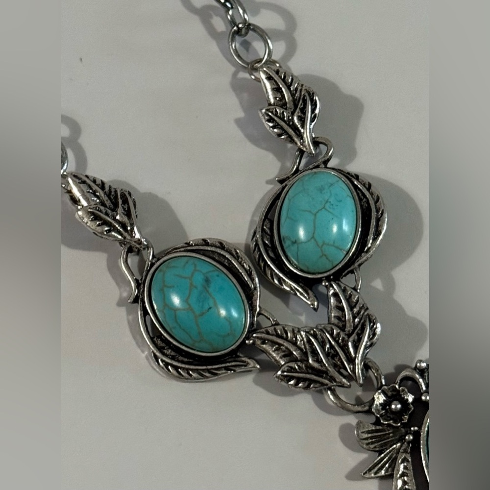 NWT.  Silver and Turquoise Antiqued Leaves Necklace. - Picture 3 of 6